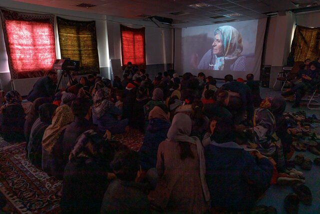  تعدادی از هنرمندان در جمع زلزله‌زدگان خوی 