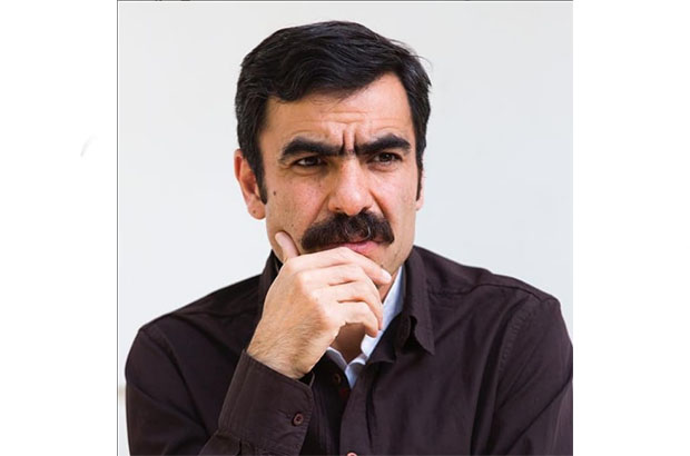 حسین کیانی «پروین» را روی صحنه می‌برد