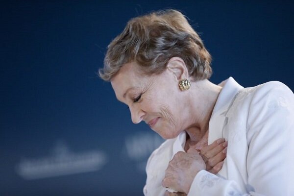 جولی اندروز جایزه‌اش را گرفت