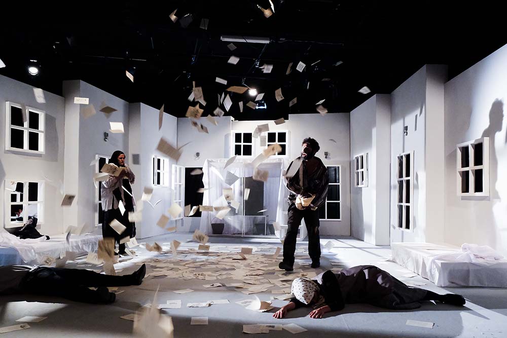 گزارش تصویری- نمایش «اسب های انباری»» به کارگردانی رضا کرمی زاده