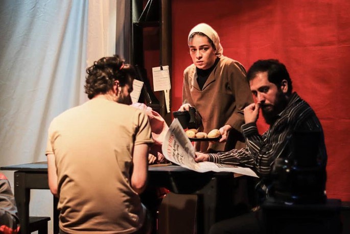 نگاهی به نمایش «میز» به نویسندگی و کارگردانی شایان شهرابی / در مسیر فشردگی تمام‌عیار 