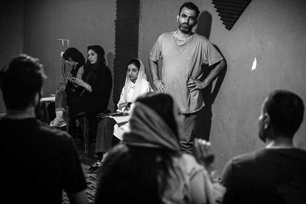 «دیگران» به ملک میرود/ قصه پیرمردی که به سنگ احترام میگذارد «دیگران» به ملک میرود/ قصه پیرمردی که به سنگ احترام میگذارد