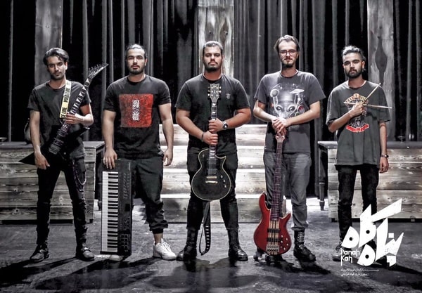 گروه هارد راک کهربا موسیقی «پناه کاه» را هر شب اجرا می‌‌کند 