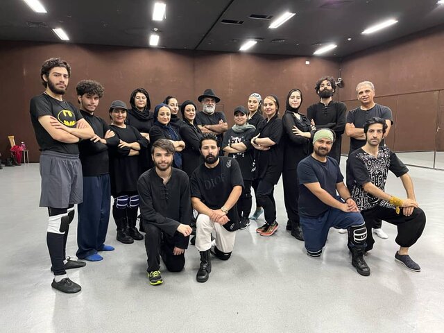 فرزند خنیاگر به صحنه میآید  فرزند خنیاگر به صحنه میآید