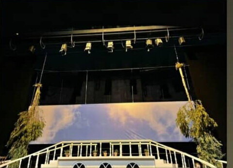 چطور یک طراح صحنه نمی‌داند چه اتفاقی روی صحنه و دکور افتاده است؟ 