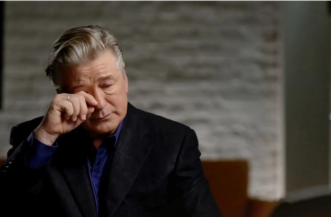 لحظه ای از بازجویی الک بالدوین که با اسلحه پر به سمت همکارش نشانه گرفت