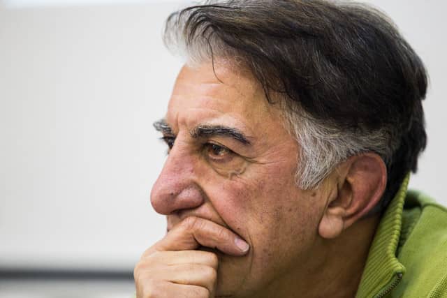 پاسخ رضا کیانیان به انتقادات دکور یک نمایش