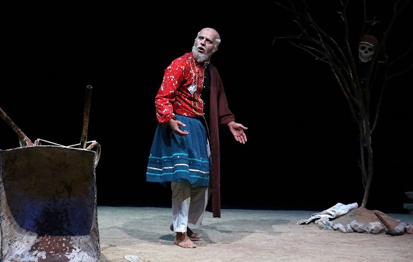 نگاهی به نمایش «کریم لوژی» به کارگردانی رضا بهرامی/ قبرنگاری