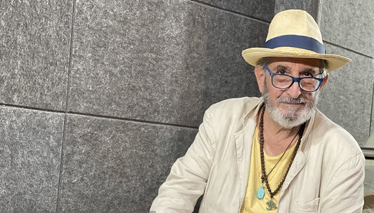 فرهاد آئیش در نقش «گالیله» به صحنه می‌رود