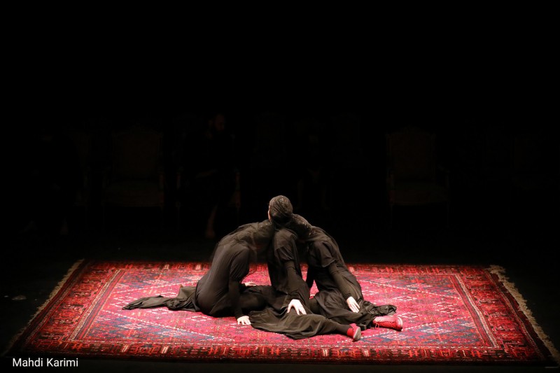 نقدی بر نمایش «سگ‌ها و استخوان‌های مادرم» به کارگردانی مژگان خالقی و نگاهی به تئاتر تجربی در ایران/ تاریک‌تر از شب