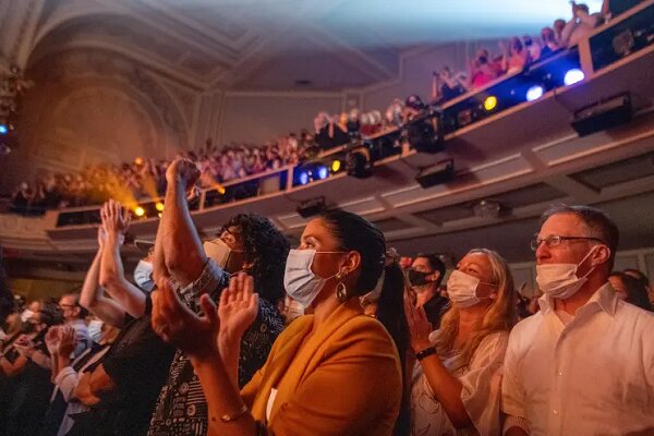 برادوی ماسک‌ از چهره‌ها برداشت/ به خاطر هیو جکمن ماسک بزنید!