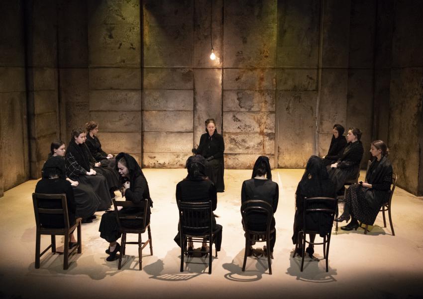 درباره وضعیت آشفته تئاتر در چند ماه اخیر/ حضور پررنگ «اشباح» در «خانه برناردا آلبا»