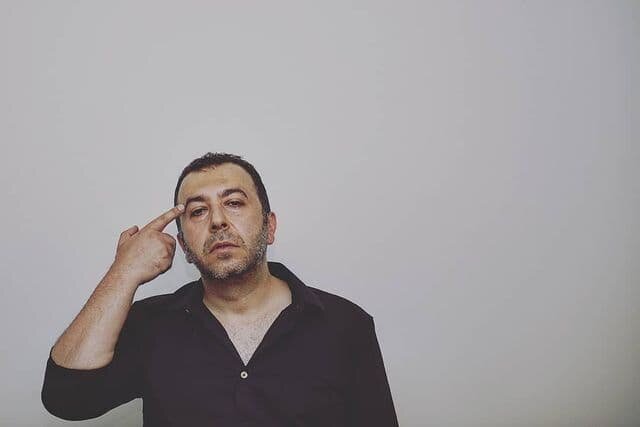 قیمت ۵ بلیت تئاتر ما به اندازه یک همبرگر است