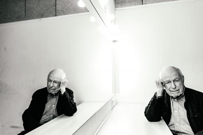 تئاتر، تجربه‌ای زنده است/ ما مسئولیت داریم تا نگذاریم شعله‌ تئاتر‌ خاموش شود