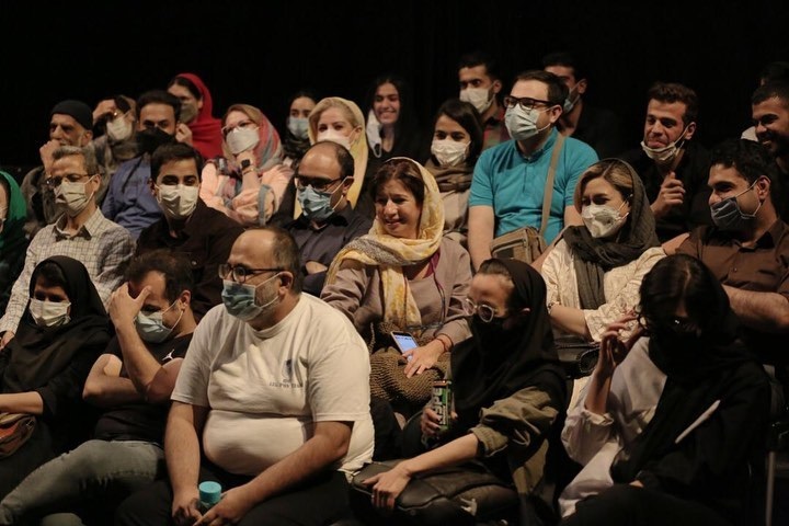 نقدی بر نمایش «مخاطب» به کارگردانی جابر رمضانی و نگاهی به رابطه تئاتر با تماشاگر/ تماشاگر اسیر شده، مخاطب رها شده