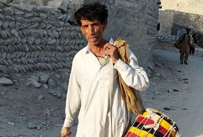 مرگ غریبانه آخرین بازمانده موسیقی بلوچستان به خاطر ناتوانی در خرید داروی ۴۰۰ هزار تومانی!