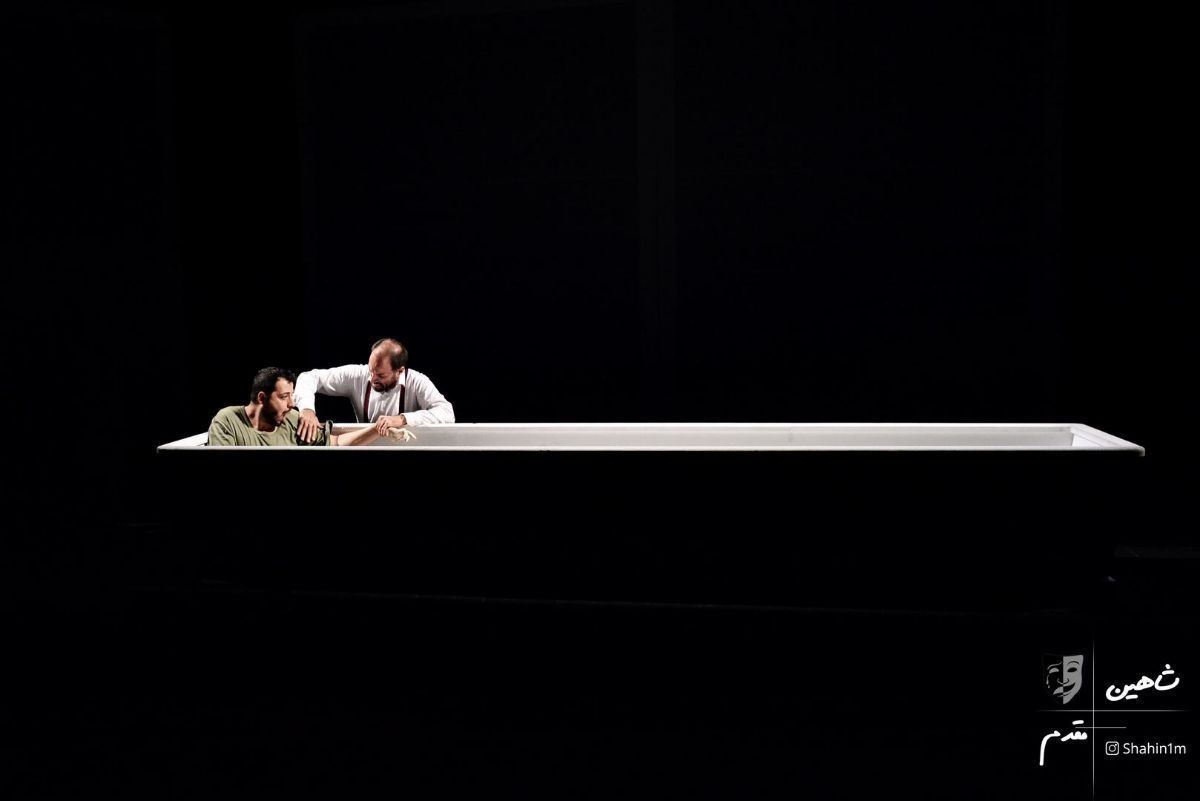 گزارش تصویری- نمایش «مرثیه ای برای یک مرد مرده» به کارگردانی کیانوش ایازی