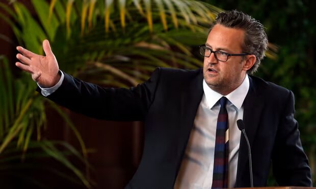 خاکسپاری «متیو پری» با حضور دوستان + فیلم و عکس