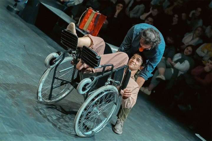 یکی قرار است روی دو پایش بایستد!/ نمایشی تغزلی از رنج انسان