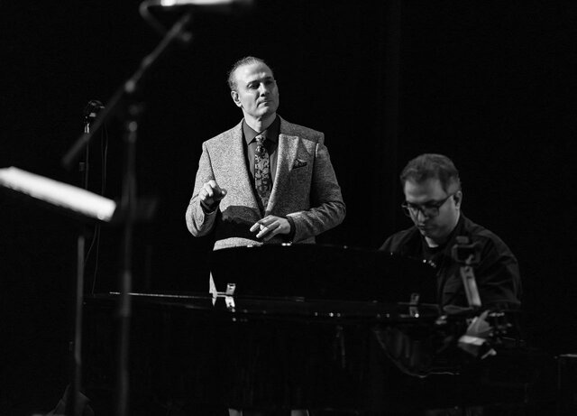 علیرضا قربانی می‌خوانَد/ همۀ نوازندگان گروهش می‌نوازند