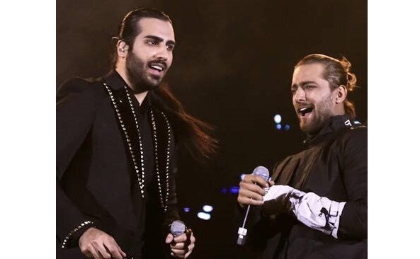 ویدئو- خواننده‌های ماکان بند با لباس کردی روی استیج