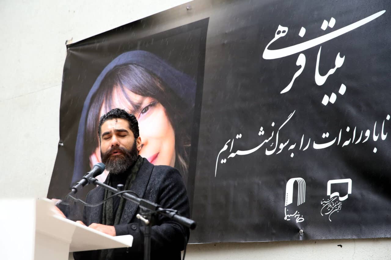 ویدئو- اجرای علی زند‌ وکیلی در مراسم تشییع بیتا فرهی