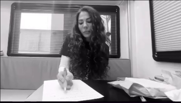 ویدئو- تمرین بازیگر مشهور ترک برای یادگیری آهنگ به زبان فارسی