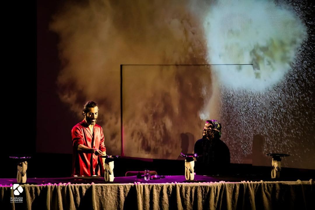 درباره نمایش «آواز عاشقانه دختر دیوانه» به کارگردانی آروند دشت‌آرای و مارین ون‌هولک؛ کمی عاشقی و اندکی دیوانگی یک ذهن معاش‌‏اندیش