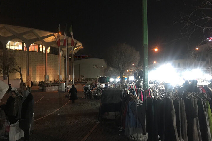 تبلیغات دستفروش‌ها چشمگیرتر از جشنواره تئاتر فجر/تماشاگر روی صحنه!