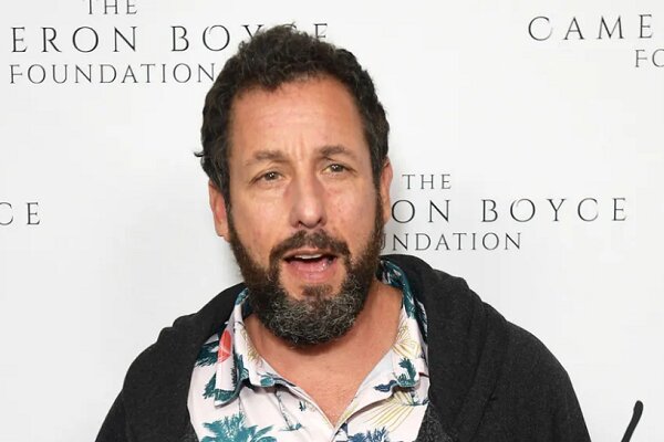 آدام سندلر جایزه منتخب مردم را می‌گیرد