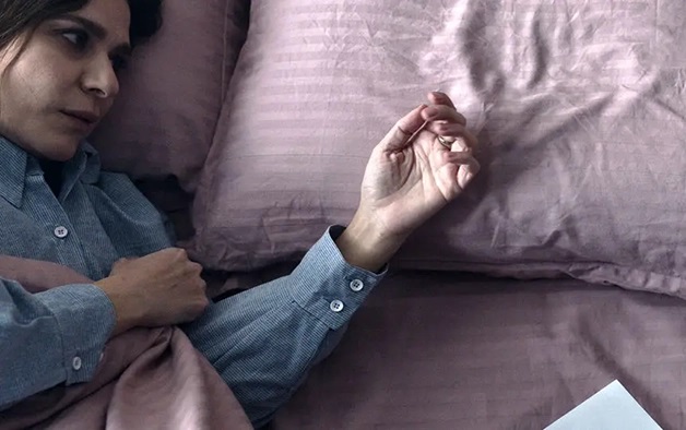 درباره فیلم نبودنت؛ زنی که بار نبودن را به دوش می‌کشد