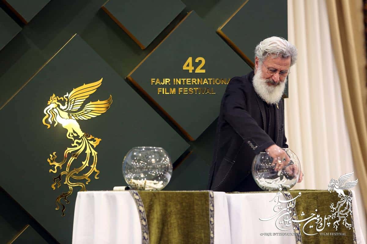 قرعه‌کشی برنامه نمایش فیلم‌ها در خانه جشنواره فجر ۴۲ برگزار شد/ رونمایی از پوستر