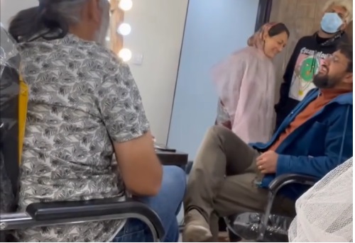 ویدئو- کارگردان فیلم «احمد» در حال مداحی در اتاق گریم