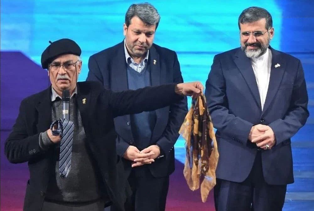 پرویز شیخ‌طادی با کروات در افتتاحیه جشنواره فجر/ انتقادات غیرمنتظره در افتتاحیه