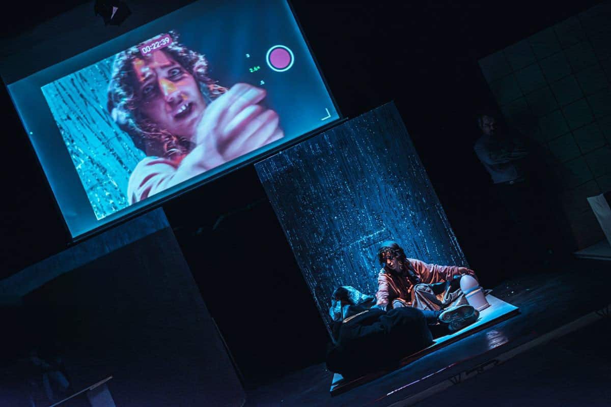 درباره نمایش «اعتراف‌ها و دروغ‌ها» به کارگردانی پیمان محسنی؛ نگاه خیره به مثابه ابژه