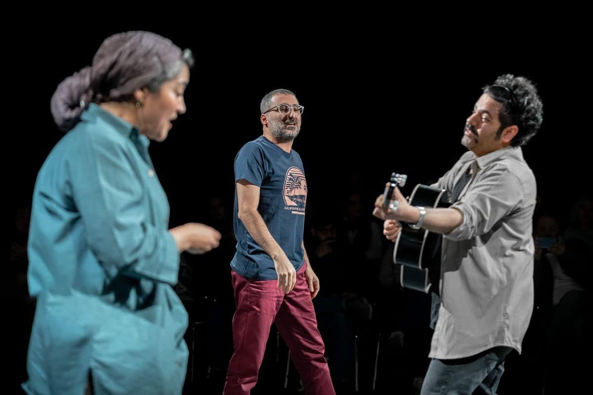 نگاهی به نمایش «خبری از او نیست» به کارگردانی جواد مولانیا؛ ضیافت شبانه یک خانواده خوشبخت