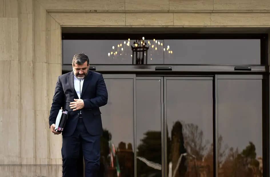 با تبلیغ فیلم‌های سینمایی در ماهواره برخورد می‌کنیم