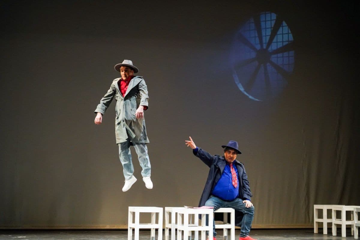 درباره نمایش «از نظر سیاسی بی‌ضرر»؛ قاتل‌ها هم عاشق می‌شوند