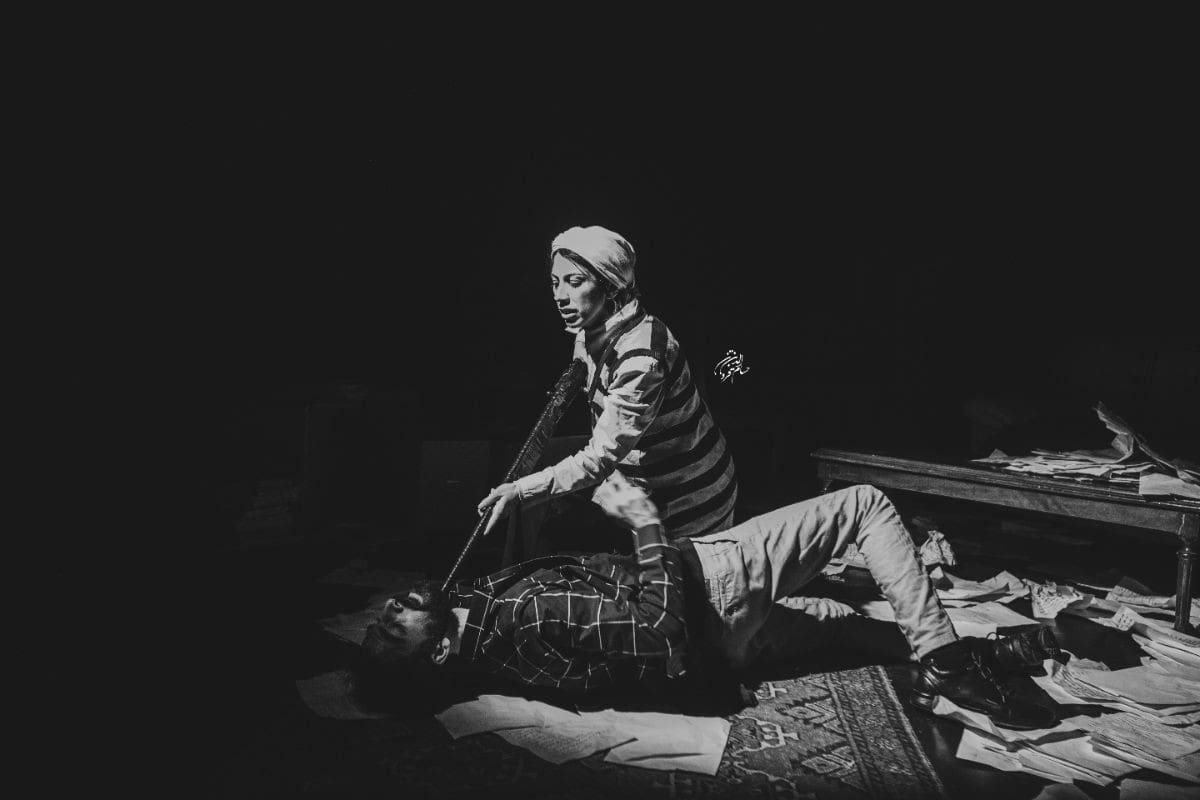 درباره نمایش «شکافتن کام ماهی» به کارگردانی سمن قناد؛ بحران هفت‌سالگی زندگی‌ مشترک 