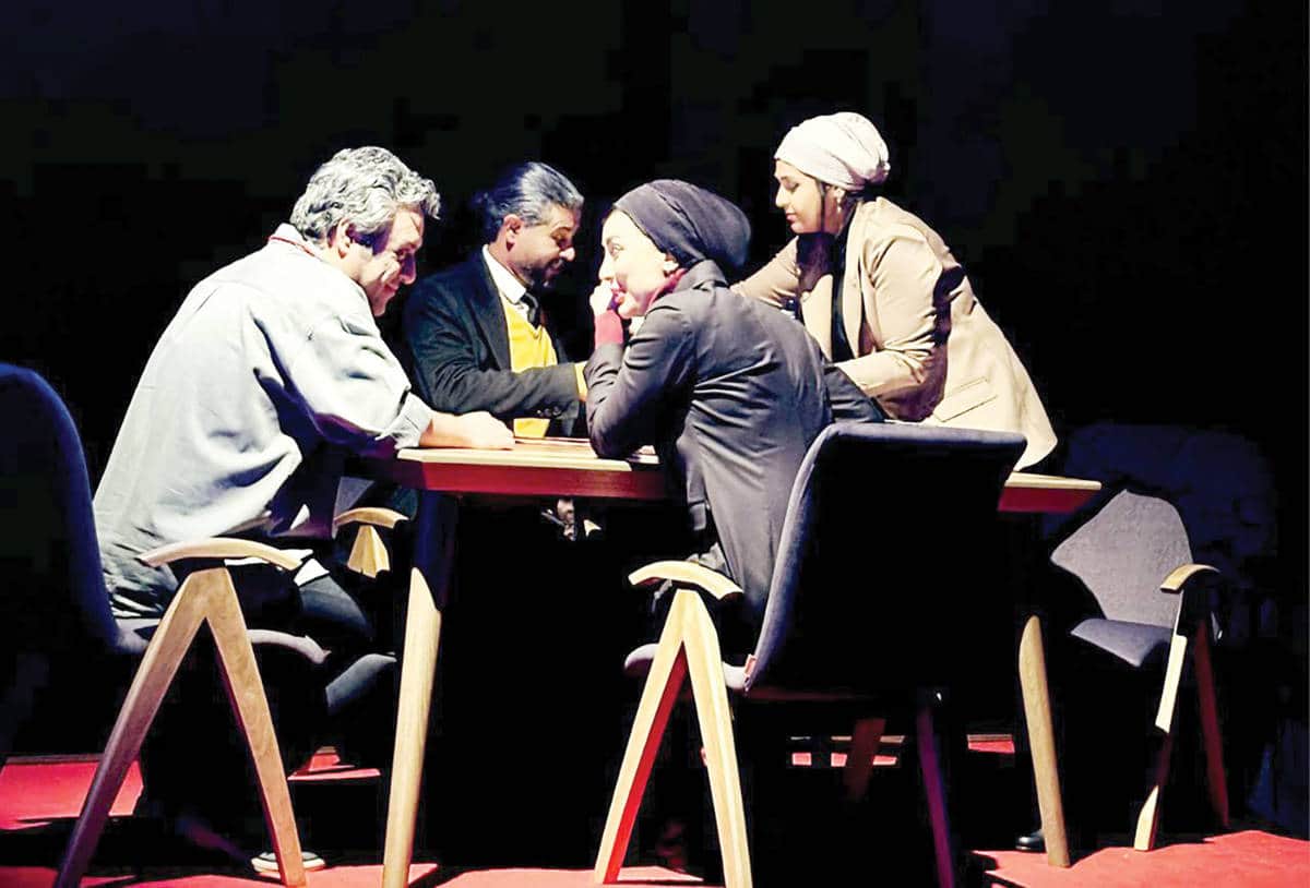 نگاهی به نمایش دروغ، نوشته‏ فلورین زلر؛ روایت روان رنجور آدم‏‌های پشت پنجره