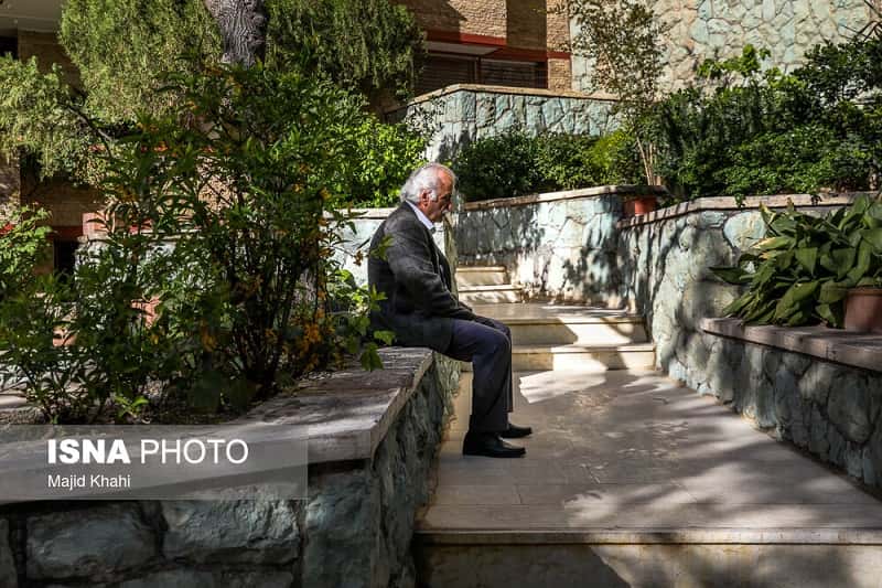 عکس- حضور اهالی سینما مقابل خانه کیومرث پوراحمد