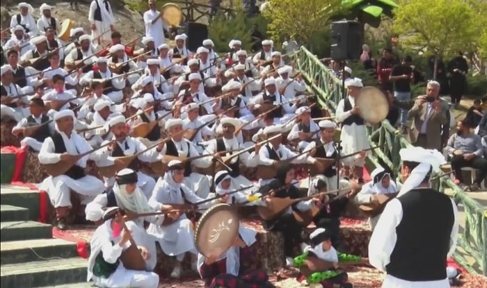 فیلم- دوتار نوازی گروه بزرگ همنوایان نوایی