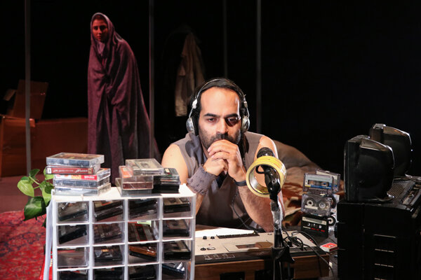 سکوت سنگین جامعه در «قصه های در گوشی»/ تاثیر پول بر کیفیت یک اجرا