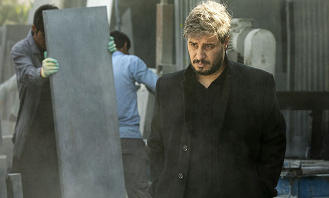 جواد عزتی با «کت چرمی» در نوبت اکران/ قرارداد «مصلحت» ثبت شد