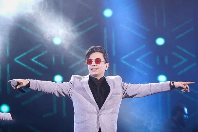 آقای خواننده! برای اجرای این کنسرت از مردم پول هم گرفتید؟ + ویدئو 