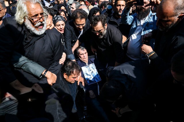 حضور خاص یک هنرمند در مراسم تشییع داریوش مهرجویی و همسرش