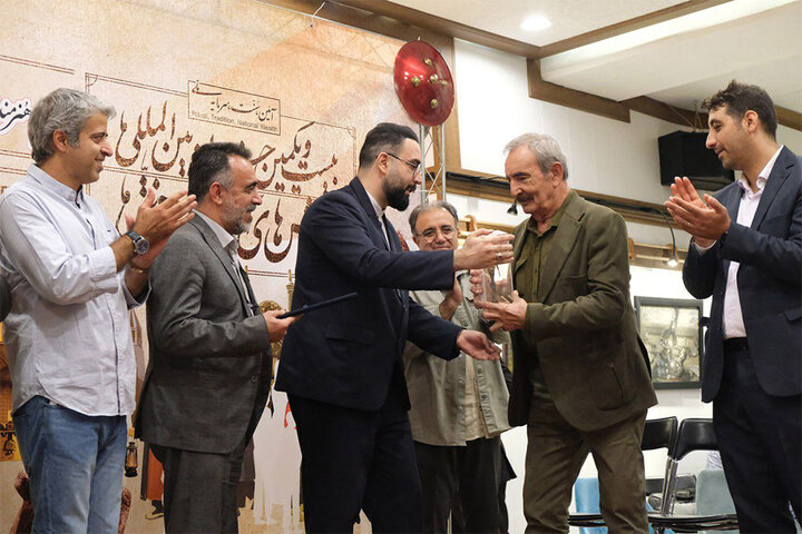 مرکز تئاتر ایرانی راه‌اندازی می‌شود/ بیوک میرزایی تجلیل شد