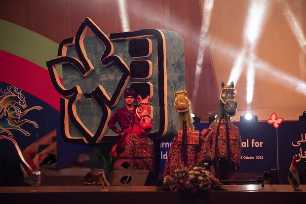 پای لنگ تجهیزات نمایشی در سی و پنجمین دوره جشنواره کودک