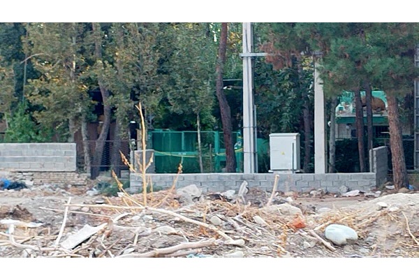 لحظه بازسازی صحنه قتل داریوش مهرجویی و همسرش زیر تدابیر شدید امنیتی/ دو متهم به شهرک رفت‌وآمد داشتند