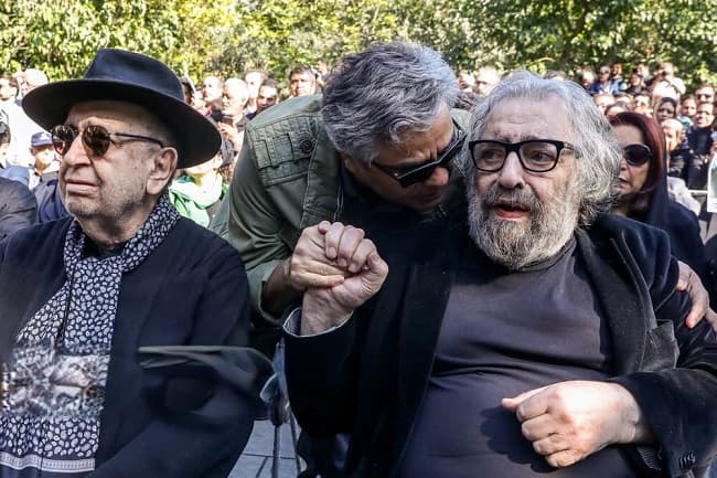 ویدئو- صحبت‌های بهمن فرمان‌آرا و مسعود کیمیایی در مراسم تشیع داریوش مهرجویی